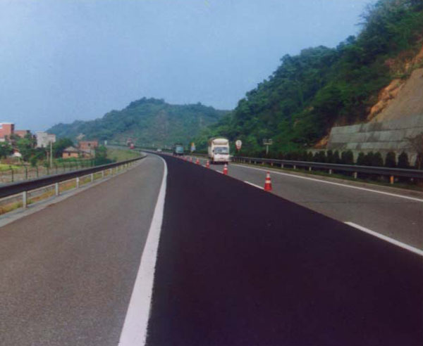 2006年梨温高速施工后路面
